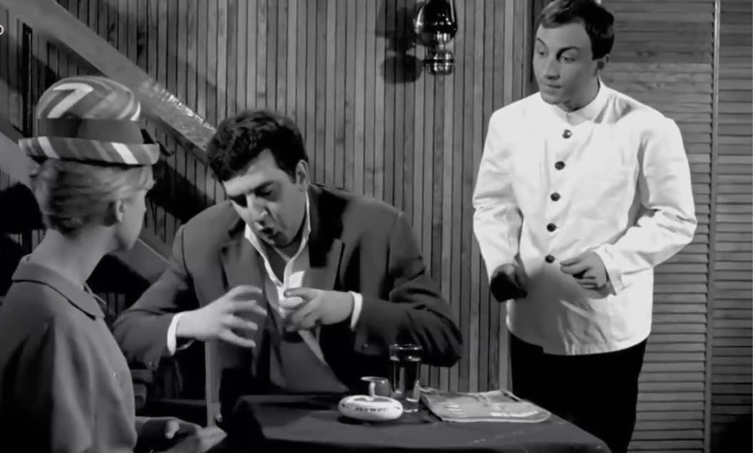 Εσύ το ήξερες; Έτσι «γυρίστηκε» η θρυλική σκηνή με το προφιτερόλ