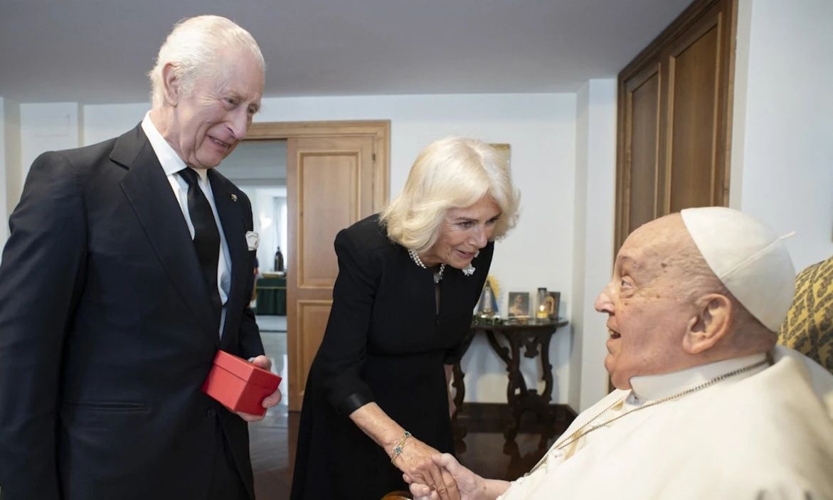 Γιατί η Καμίλα φόρεσε μαύρα όταν είδε τον Πάπα; Οι 7 γυναίκες που επιτρέπεται να φορούν λευκά