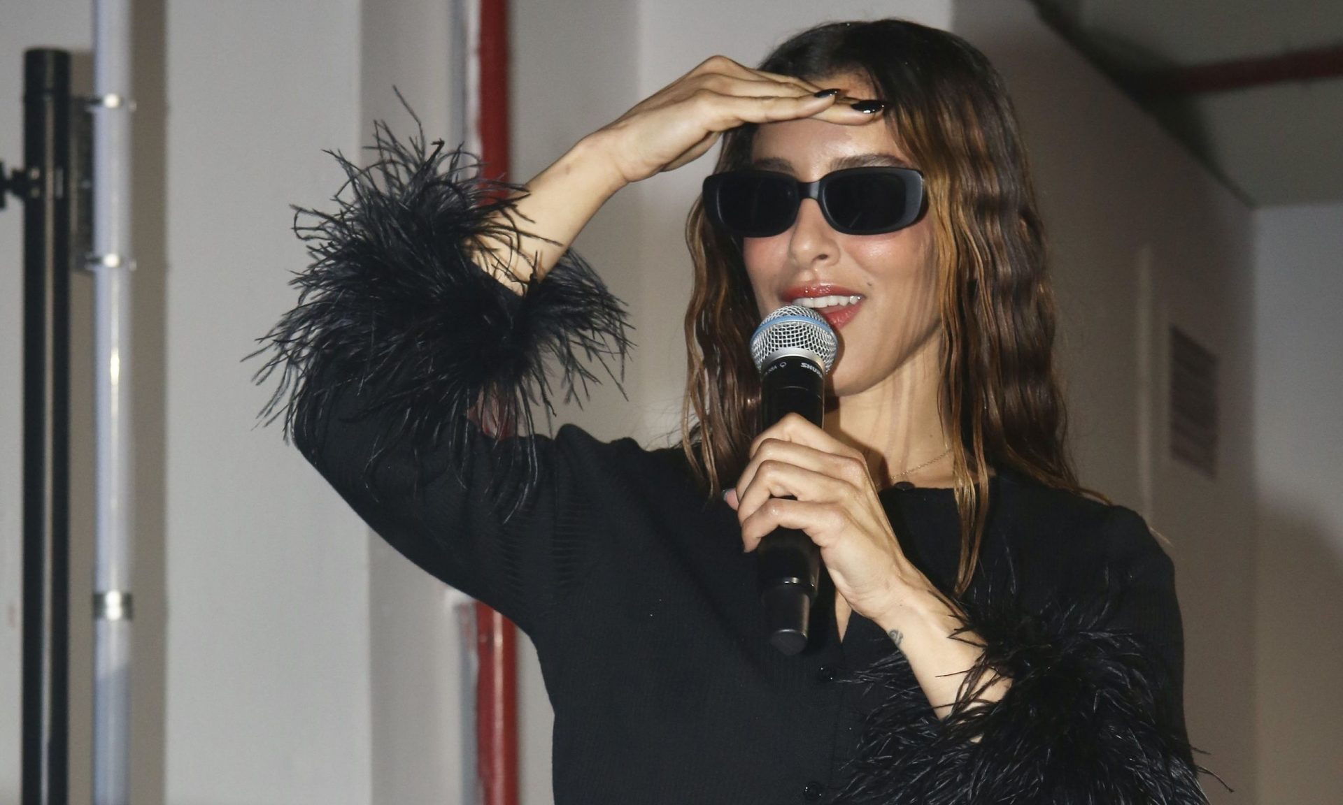 Απίστευτες ατάκες για τη Σάττι: «Έτοιμη να πλακωθεί - Φορά το μαύρο γυαλί λες & είναι σταρούμπα»