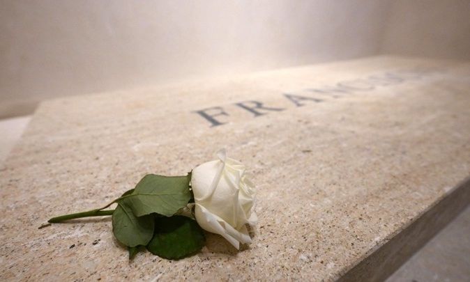 Άρχισε το λαϊκό προσκύνημα στον τάφο του πάπα Φραγκίσκου στη βασιλική της Σάντα Μαρία Ματζιόρε