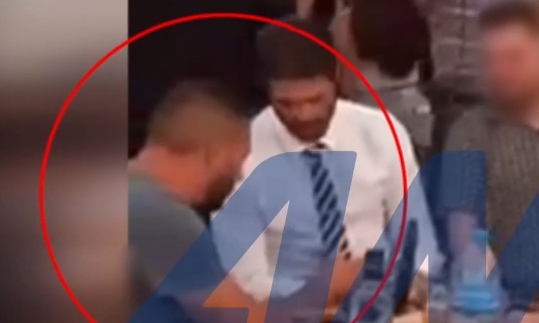 «Του φίλησε το χέρι»: Στο φως βίντεο-σοκ με τον άνδρα που έδωσε την κροτίδα στον Άρη Μουγκοπέτρο