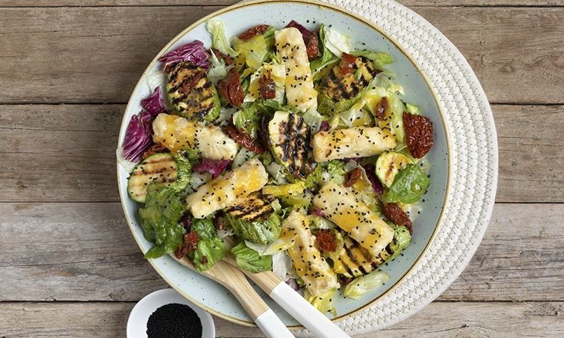 Ο Άκης Πετρετζίκης φτιάχνει ανοιξιάτικη σαλάτα με κολοκυθάκια και τηγανητή φέτα