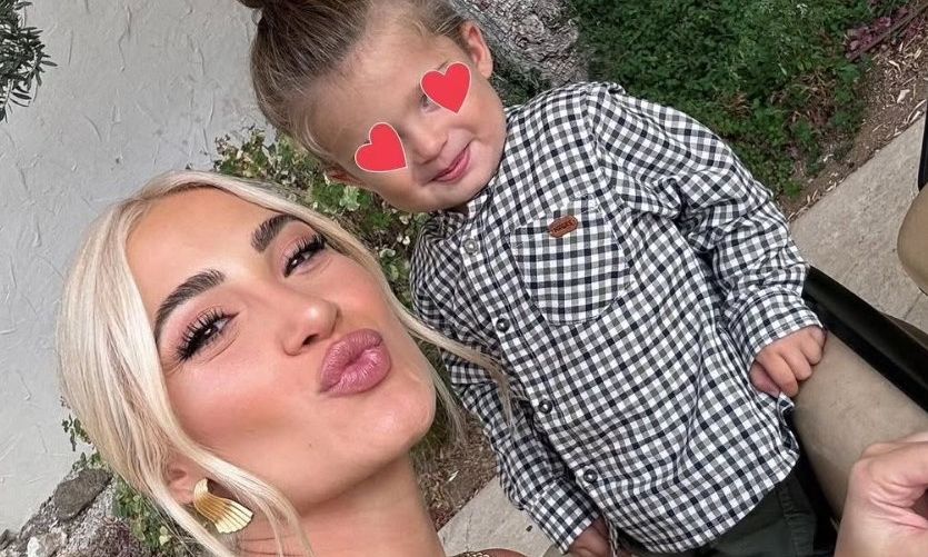 Τούνη – Αλέξανδρου: Η Πρωτομαγιά με τον γιο τους! Η φωτό από την παραλία και η επιστροφή