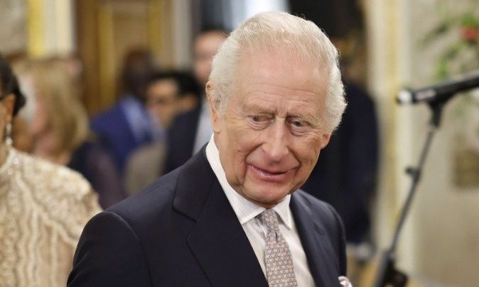 Συγκινεί ο βασιλιάς Κάρολος: «Οι πιο σκοτεινές στιγμές της ασθένειας φωτίζονται από την ανθρωπιά»