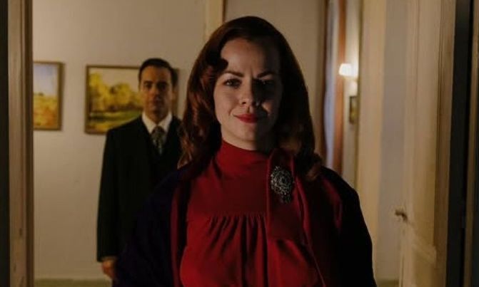 Μαριάννα Πουρέγκα: Οι σπουδές στα οικονομικά, τα 8 χρόνια στο ΚΘΒΕ & ο ρόλος στο «Απαραίτητο Φως»