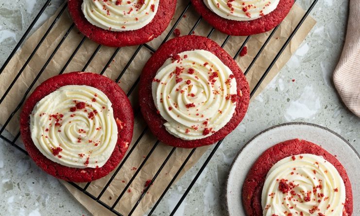 Red velvet soft cookies από τον Άκη Πετρετζίκη!