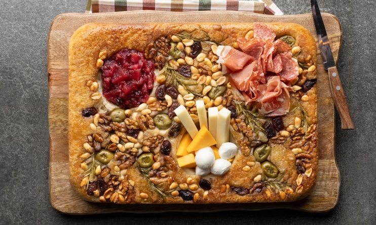 Πλατό αλλαντικών και τυριών σε φοκάτσια από τον Άκη Πετρετζίκη!