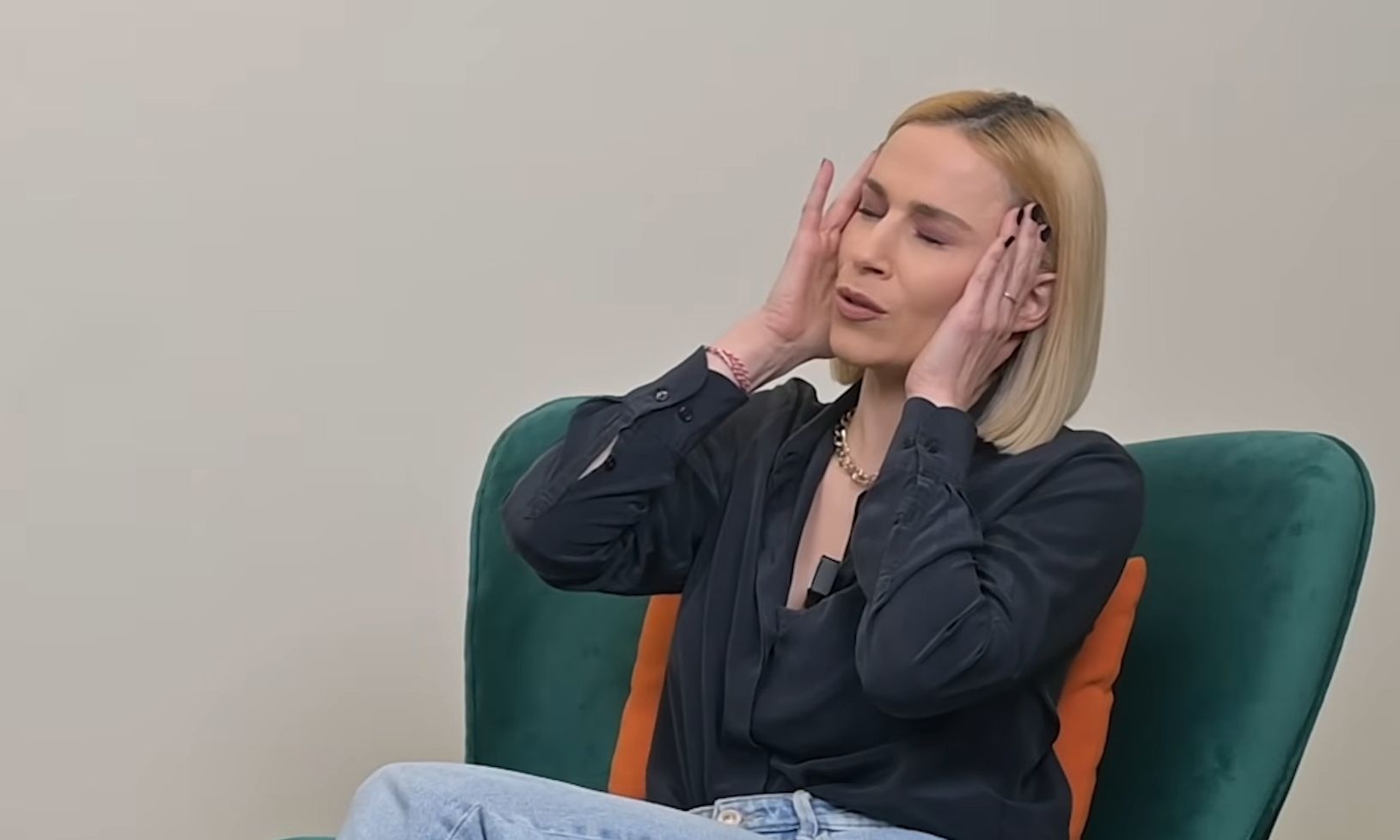 Έξαλλη η Μπουλέ: «Φρικάρω! Δεν γίνεται να βγαίνει στην τηλεόραση και να μην μπορεί να μιλήσει»