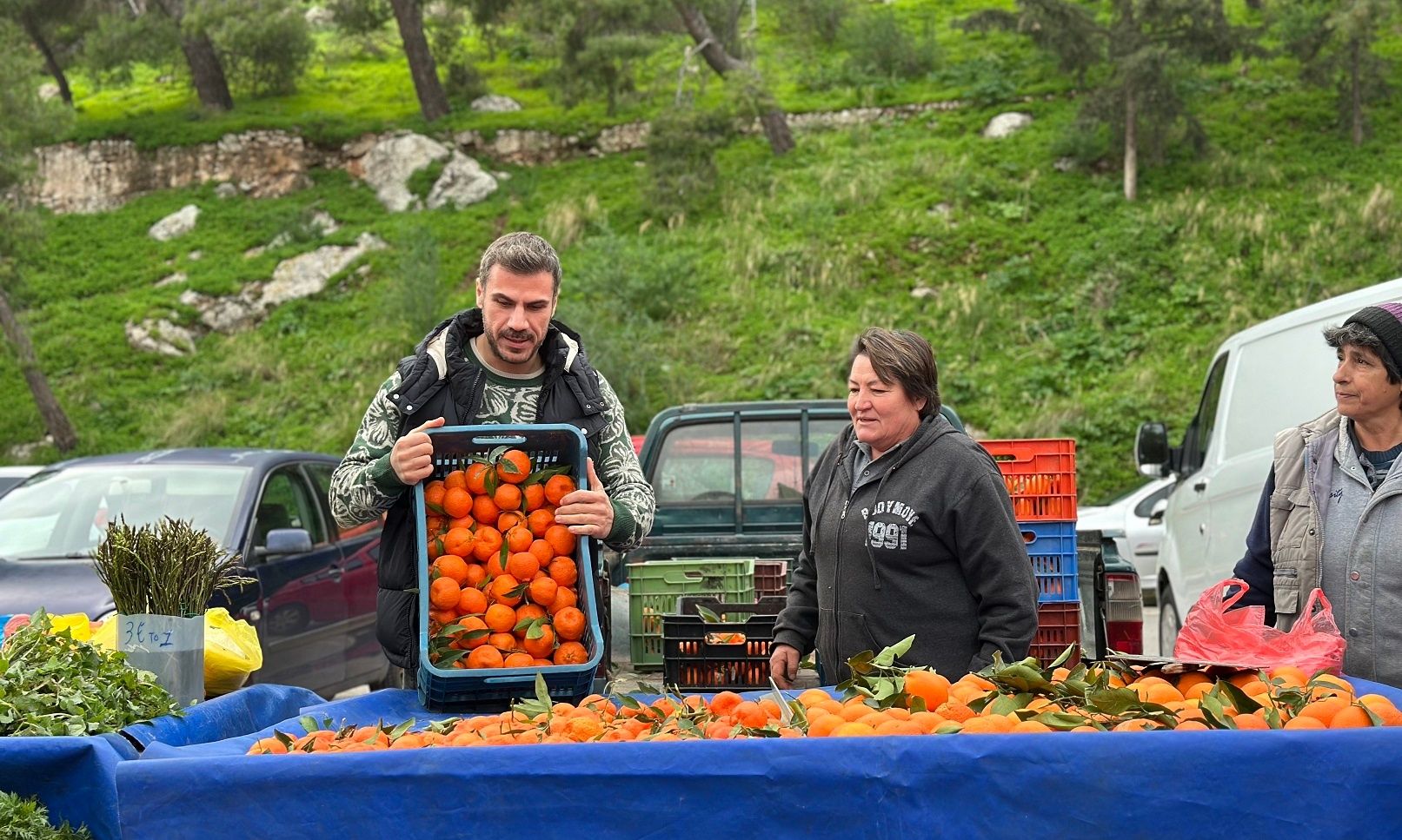«Akis’ Food Tour»: Ο Άκης πουλάει πορτοκάλια στο Ναύπλιο και μαγειρεύει σαβόρι στο Δασκαλειό