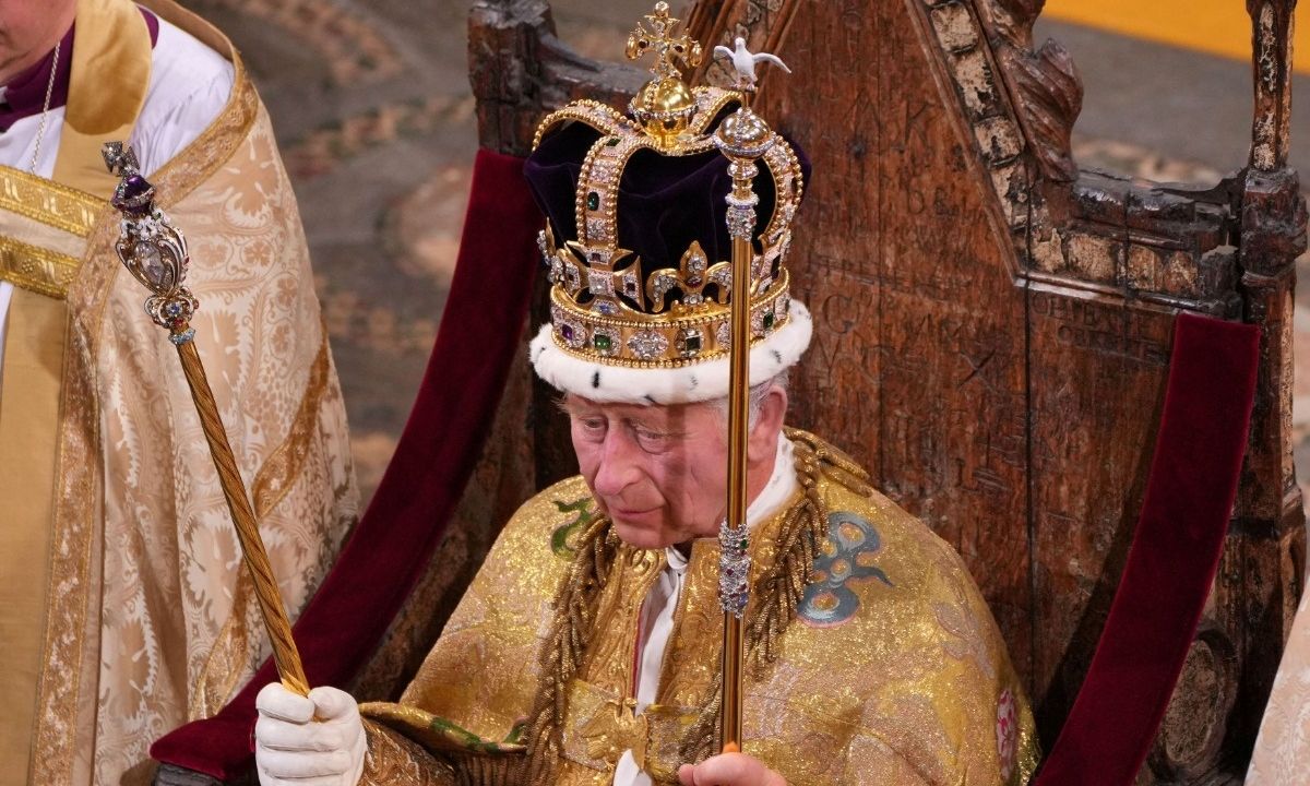 2 χρόνια από τη στέψη του βασιλιά Καρόλου-Οι φουρτούνες που περνάει από εκείνη τη μέρα η οικογένεια