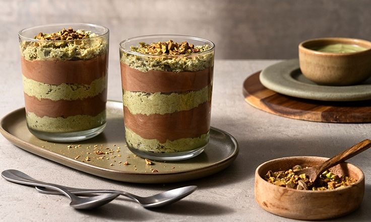Αυτή τη συνταγή μην την χάσεις! Μους σοκολάτας με κανταΐφι &πραλίνα φιστικιού από τον Άκη Πετρετζίκη