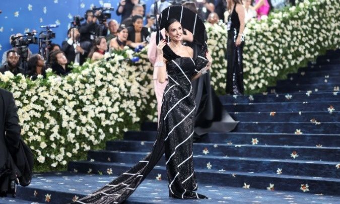 Η Nτέμι Μουρ έκλεψε τις εντυπώσεις στο Met Gala με δημιουργία-έργο τέχνης που θύμιζε... γραβάτα!