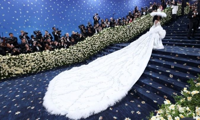 Νταϊάνα Ρος: Εμφάνιση στο Met Gala στα 81 της, με τουαλέτα κεντημένη με τα ονόματα των παιδιών της