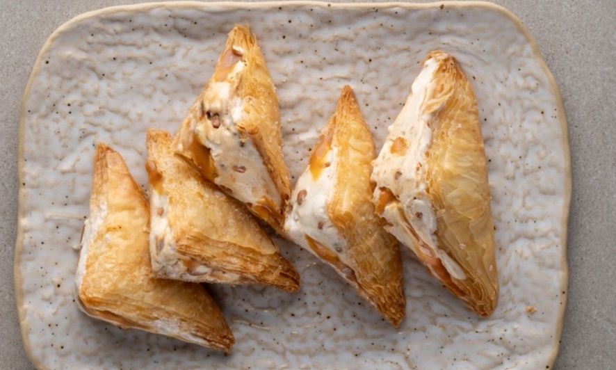 Τρίγωνα γεμιστά με παγωτό καραμέλα με μόνο τέσσερα υλικά από τον Άκη Πετρετζίκη