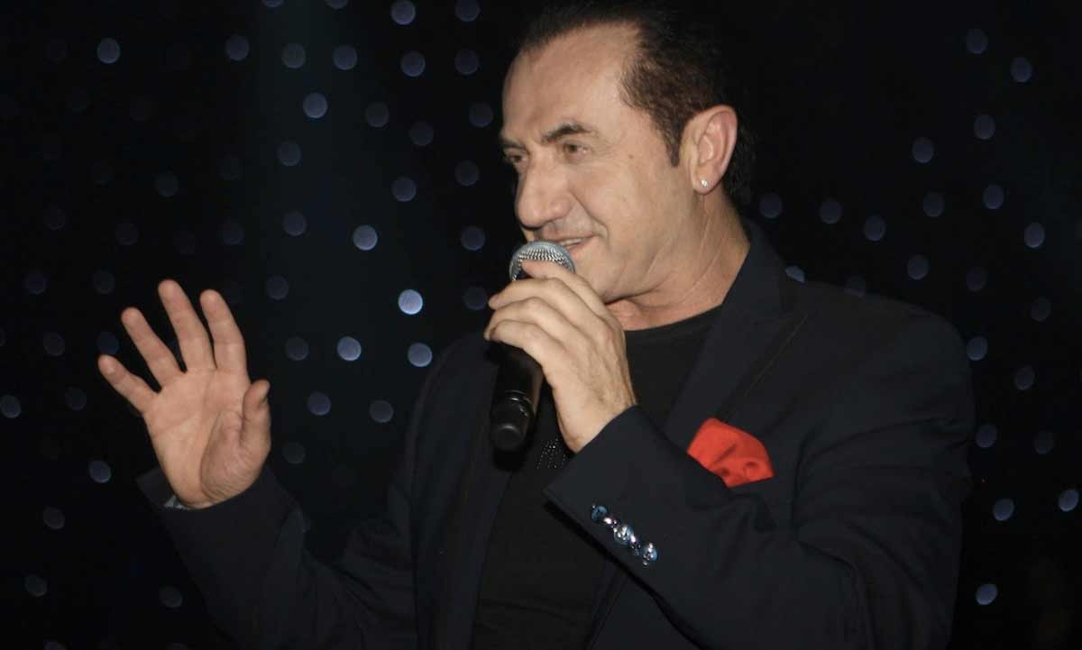 Λευτέρης Πανταζής: Καρέ καρέ η στιγμή που δάκρυσε στο Βεάκειο κατά τη διάρκεια συναυλίας του