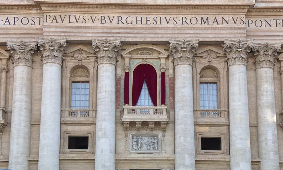 Βατικανό: Εξελέγη o νέος Πάπας – Βγήκε ο λευκός καπνός από την καμινάδα της Καπέλα Σιστίνα