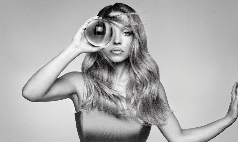 Live your Life in Gloss: Το «μυστικό» για να αποκτήσεις τα λαμπερά μαλλιά της Sydney Sweeney