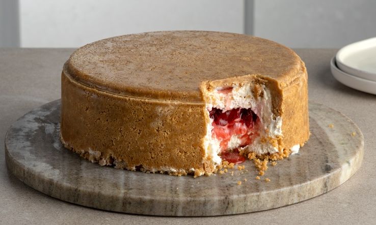 Η συνταγή του Άκη Πετρετζίκη που έγινε viral - Ανάποδο cheesecake φράουλα