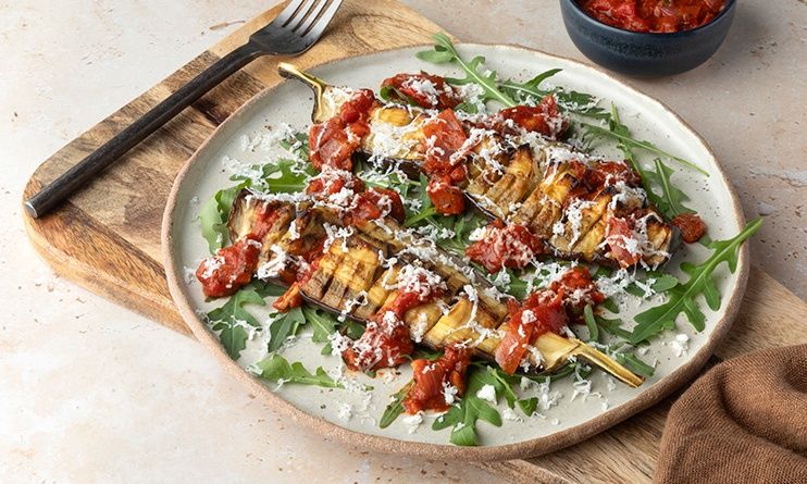 Ψητές μελιτζάνες με σάλτσα ντομάτας και φέτα από τον Άκη Πετρετζίκη