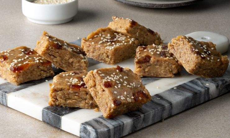 Μπάρες με ταχίνι και χουρμάδες χωρίς ψήσιμο από τον Άκη Πετρετζίκη!