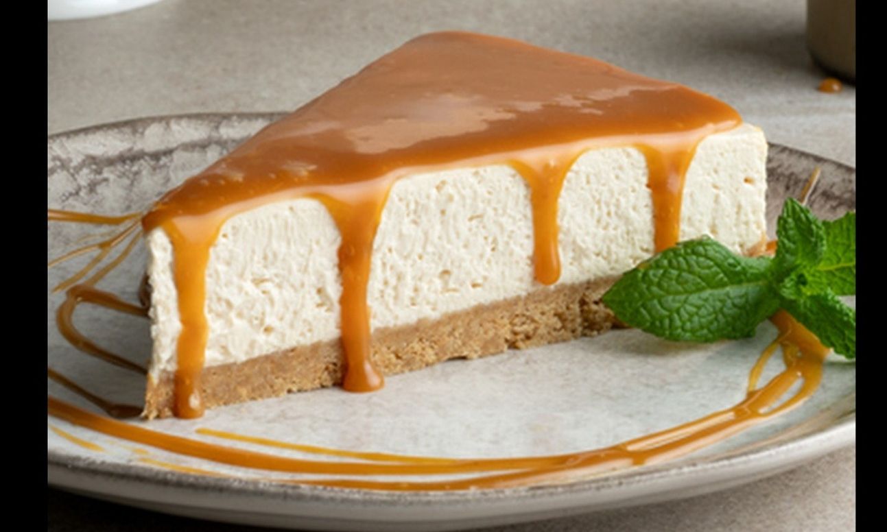 Είσαι λάτρης του γλυκού; Φτιάξε το cheesecake καραμέλας που προτείνει ο Άκης και θα μας θυμηθείς