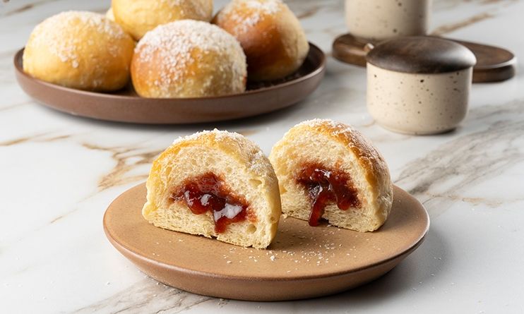 Εύκολα donuts γεμιστά με μαρμελάδα φράουλα από τον Άκη Πετρετζίκη