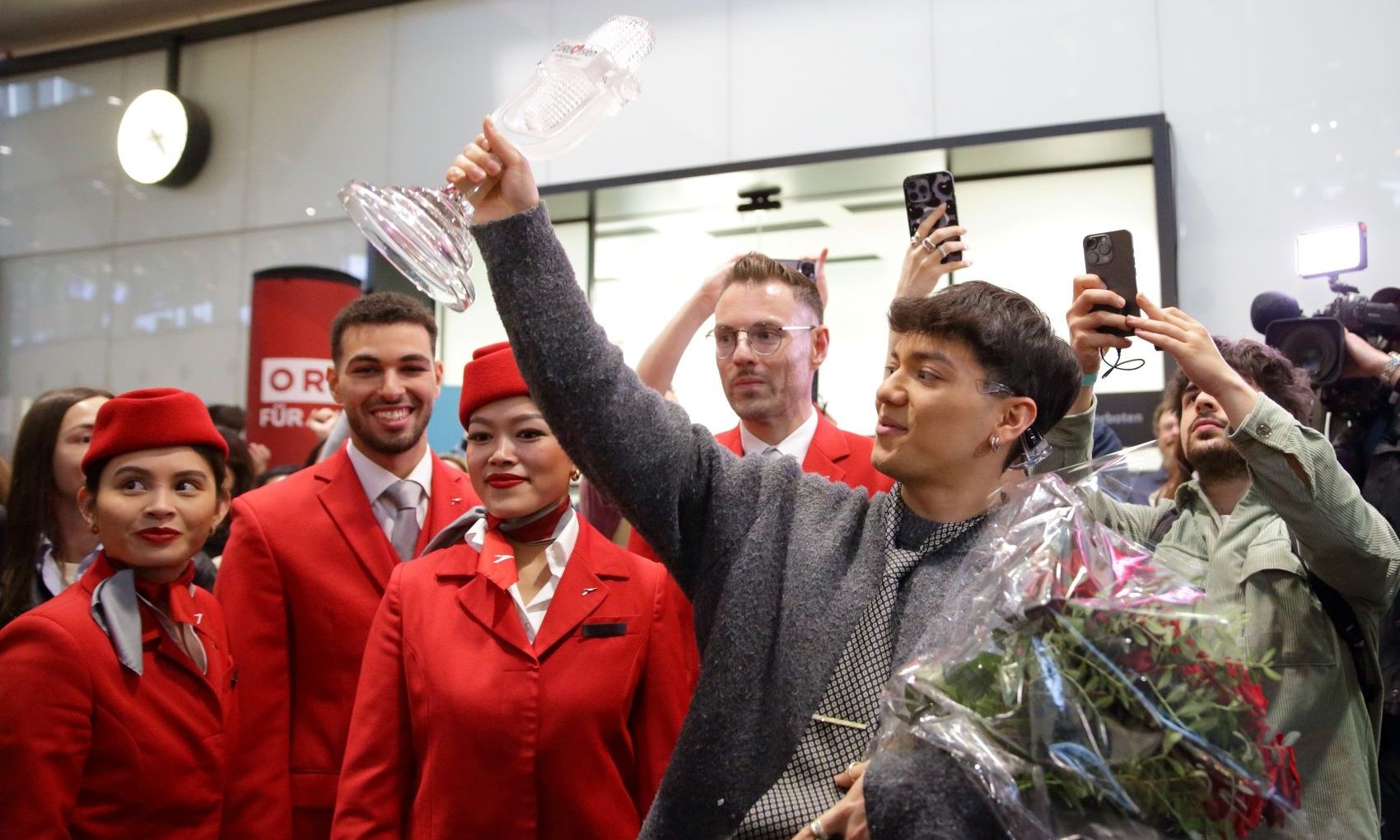 Ενθουσιώδης υποδοχή για τον θριαμβευτή της Eurovision 2025 (φωτό)