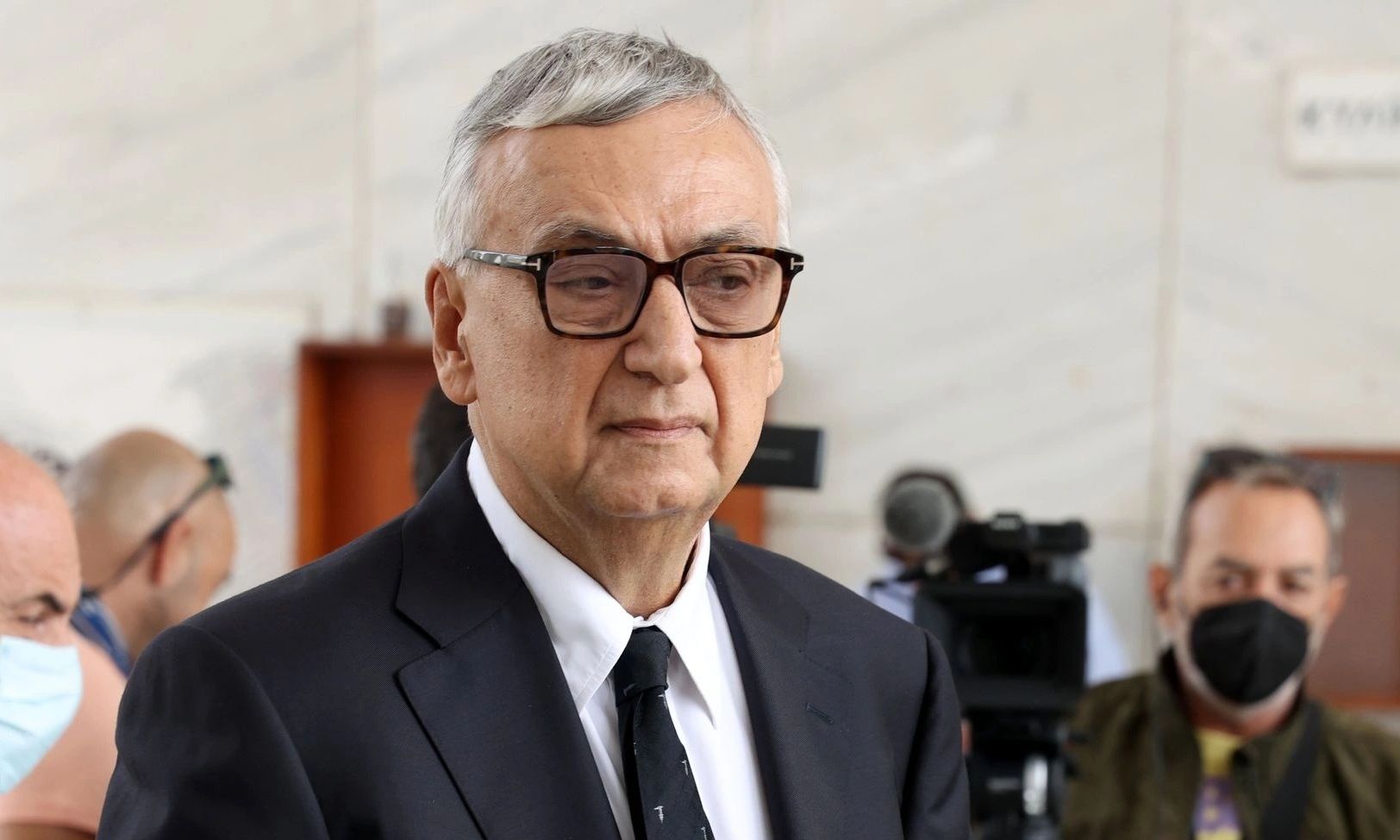 Δημήτρης Σούρας: Βαρύ το κλίμα στο εξάμηνο μνημόσυνο – Η κόρη & η σύζυγός του έκλαιγαν αγκαλιασμένες