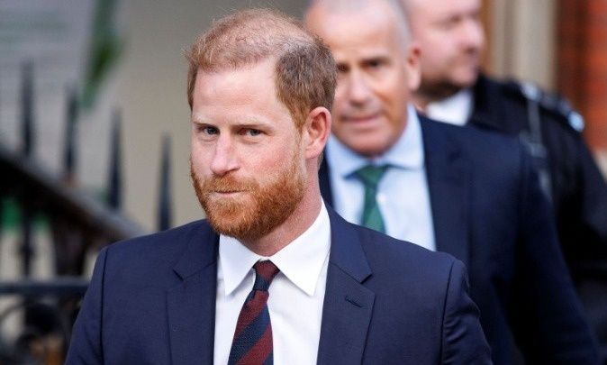 Η απίστευτη γκάφα του πρίγκιπα Χάρι: Έψαχνε σπίτι φίλου του και χτύπησε... λάθος πόρτα!