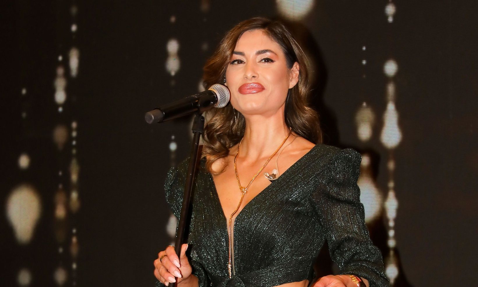 Θωμαή Απέργη: Σπάνια εμφάνιση σε λαμπερό Gala – Glamorous & κομψή σε πράσινο lurex φόρεμα!