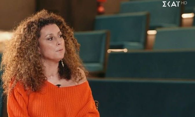 Οργισμένη η Βρανά: «Είμαι μέχρι εδώ! Άι σιχτίρ! Αποκλείεις το 15% του πληθυσμού, μωρέ μπαγλαμά»