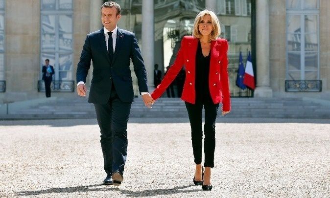 Εμανουέλ-Μπριζίτ Μακρόν: Η viral στιγμή του χαστουκιού, τα 25 χρόνια διαφορά & το απίθανο love story