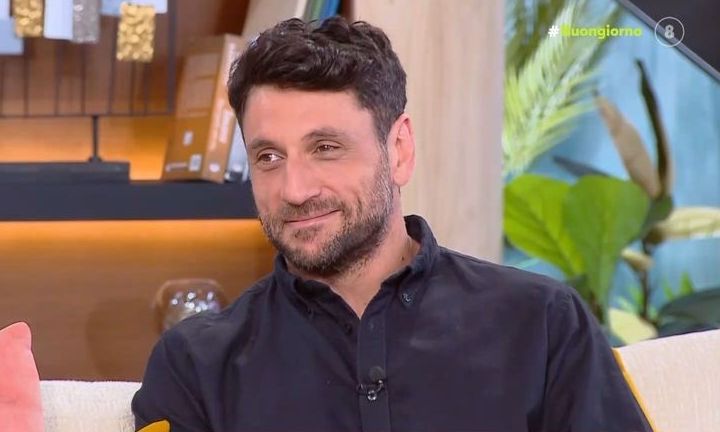 Ριψοκίνδυνος ο Χρυσοστόμου για τον έρωτα: «Κρεμάστηκα έξω από παράθυρο που δεν είχε μπαλκόνι &...»