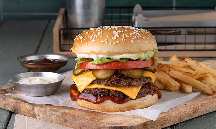 Λαχταριστά Smashed burgers από τον Άκη Πετρετζίκη!