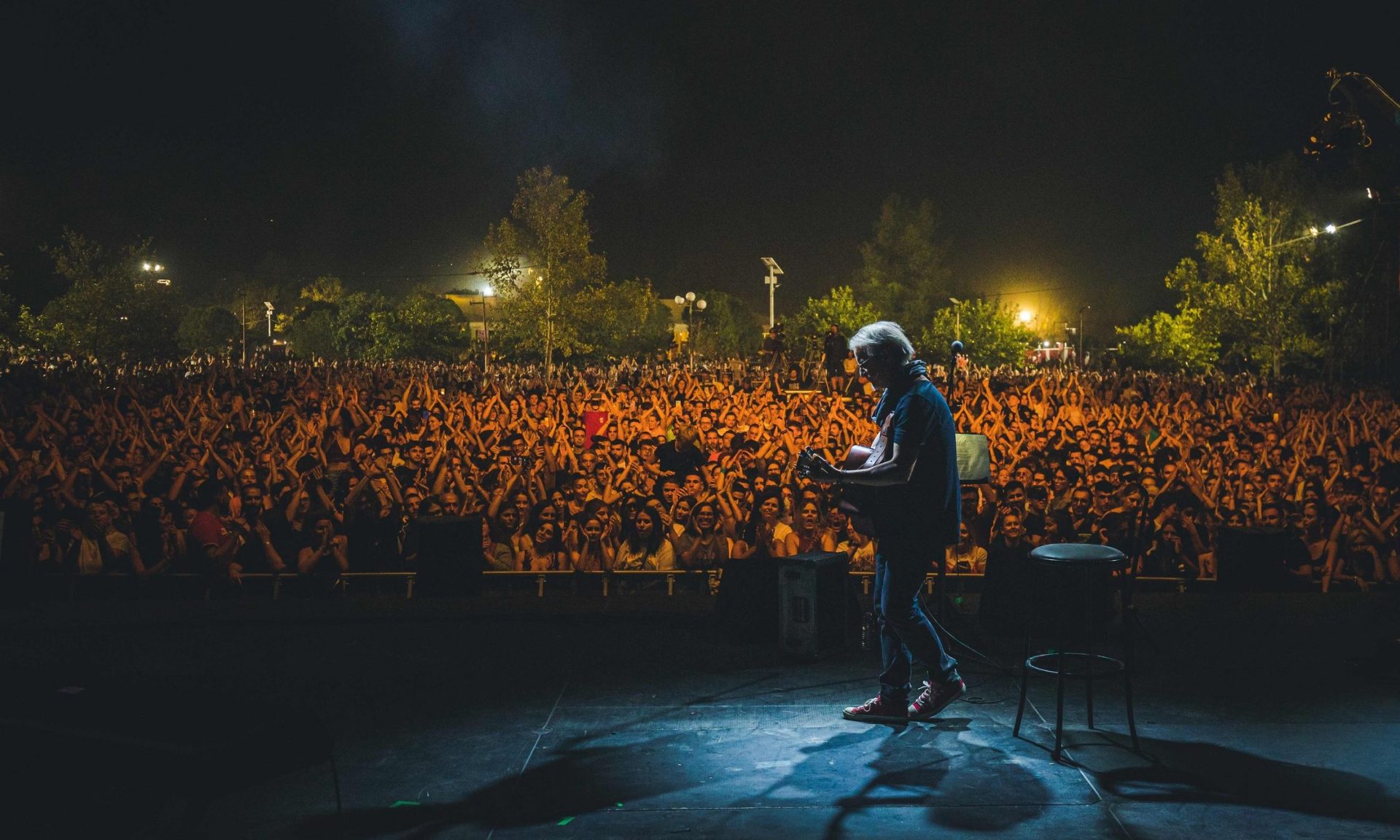 Φεστιβάλ στη σκιά των Βράχων: Η sold out πρεμιέρα με τον Πασχαλίδη & το πρόγραμμα έως 12/6