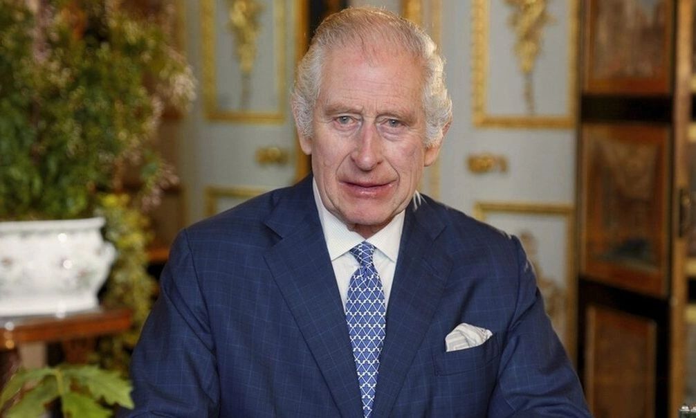 Πρώην καμαριέρα αποκαλύπτει το καθαριστικό είδος που έχει απαγορεύσει ο Κάρολος στα μπάνια