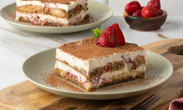 Η απόλυτη απόλαυση: Τιραμισού φράουλα από τον Άκη Πετρετζίκη!