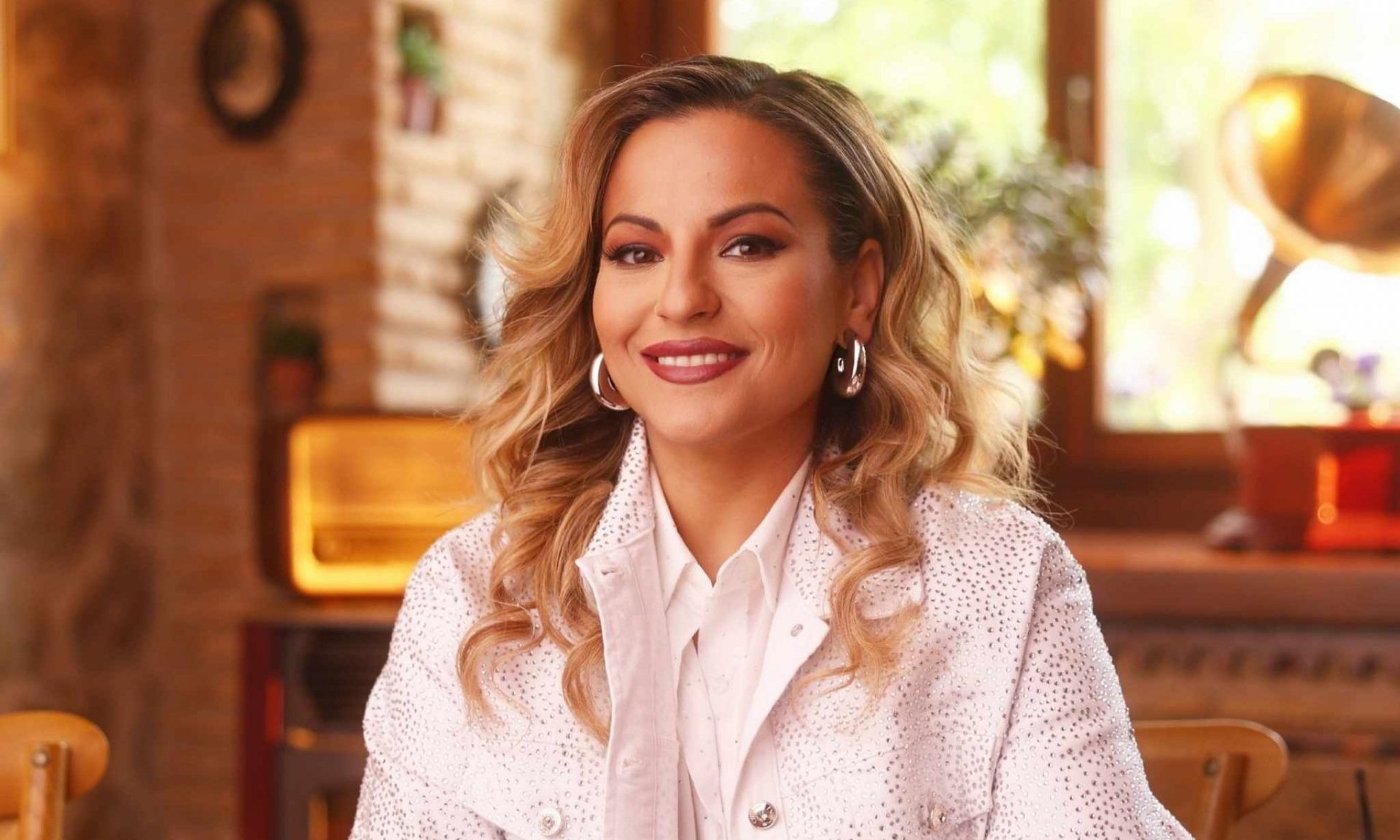 Τζένη Κατσίγιαννη: Ξεσηκώνει με το νέο της τραγούδι «Για μένα»