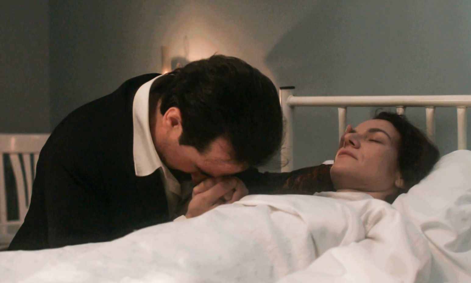 Grand Hotel: Ο Χαραλάμπης προσεύχεται στον Θεό να σωθεί η Θεώνη