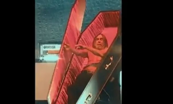 Iggy Pop: Αποχώρησε από την σκηνή μέσα σε… φέρετρο