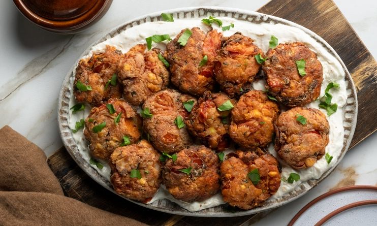 Φτιάξτε λαχταριστούς ντοματοκεφτέδες από ντοματίνια με μους φέτας όπως ο Πετρετζίκης