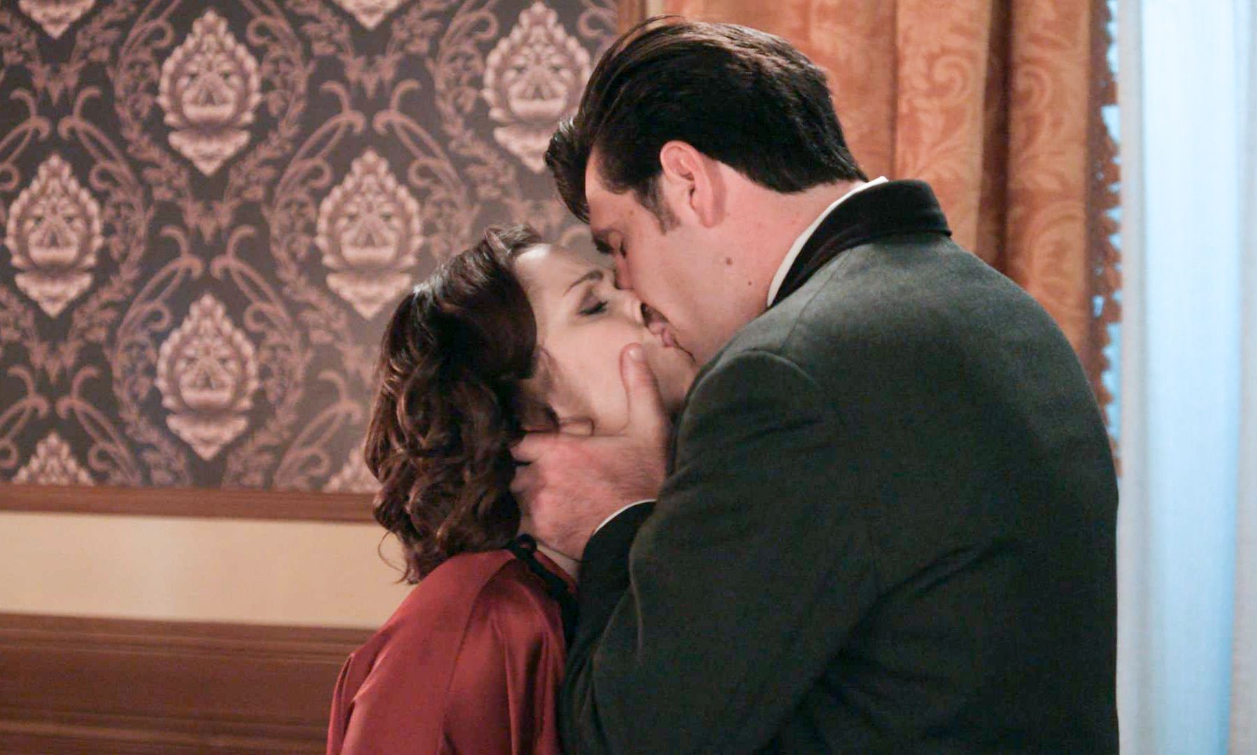 Grand Hotel: Ο Ρήγας δεν μπορεί να συγκρατήσει τα συναισθήματά του για την Κυβέλη