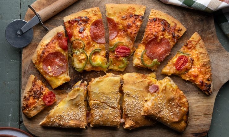 Πίτσα καλτσόνε από τον Άκη Πετρετζίκη