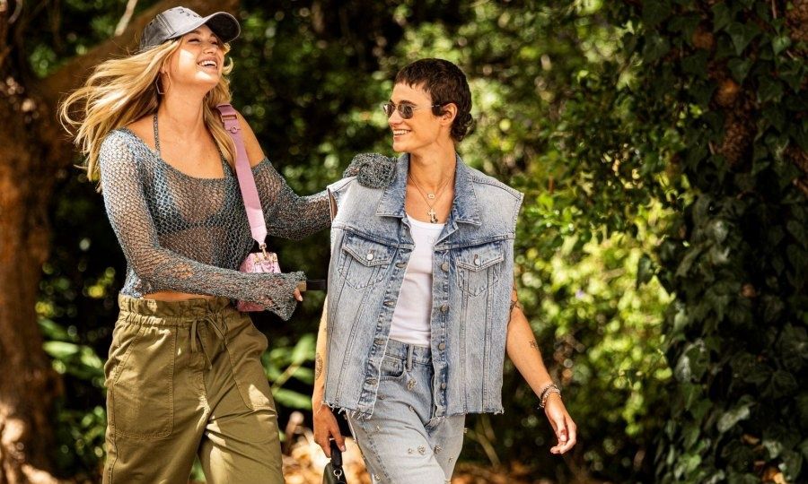 Sporty με πέδιλο ή κομψή με t-shirt; Οι στυλιστικές αντιφάσεις είναι το νέο fashion statement! 