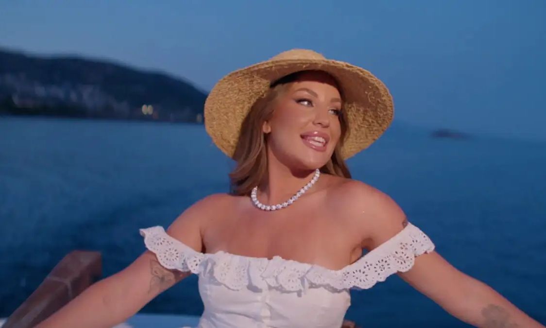 Ανδρομάχη-«Καλέ... Ποιος Είναι Αυτός;»: no1 trend σε λίγες ώρες και super viral το νέο της τραγούδι