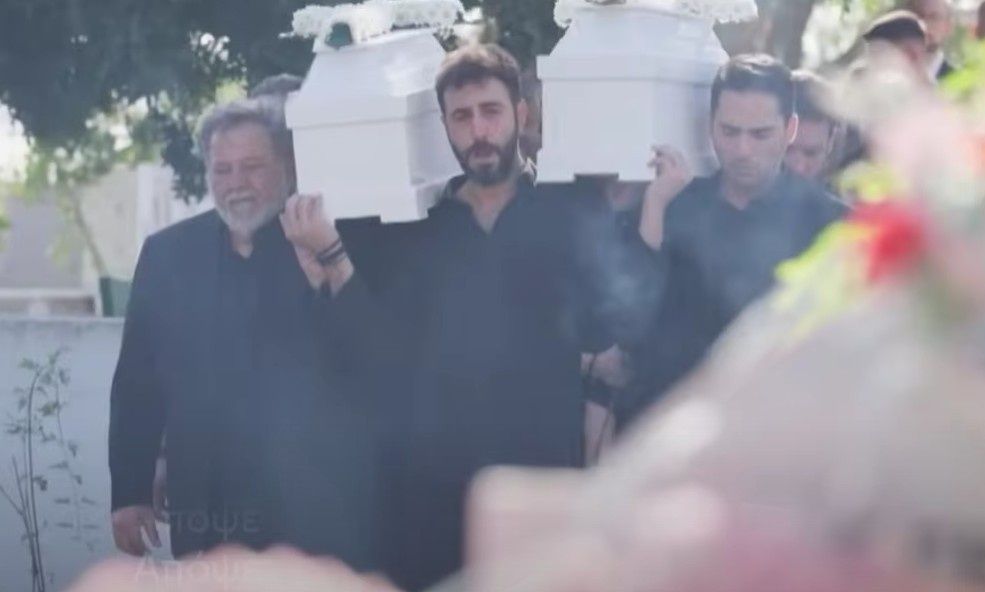 Η Γη της Ελιάς: Ο σπαραγμός της Άννας και του Πότη είναι ανείπωτος στην κηδεία των 4 μηνών διδύμων
