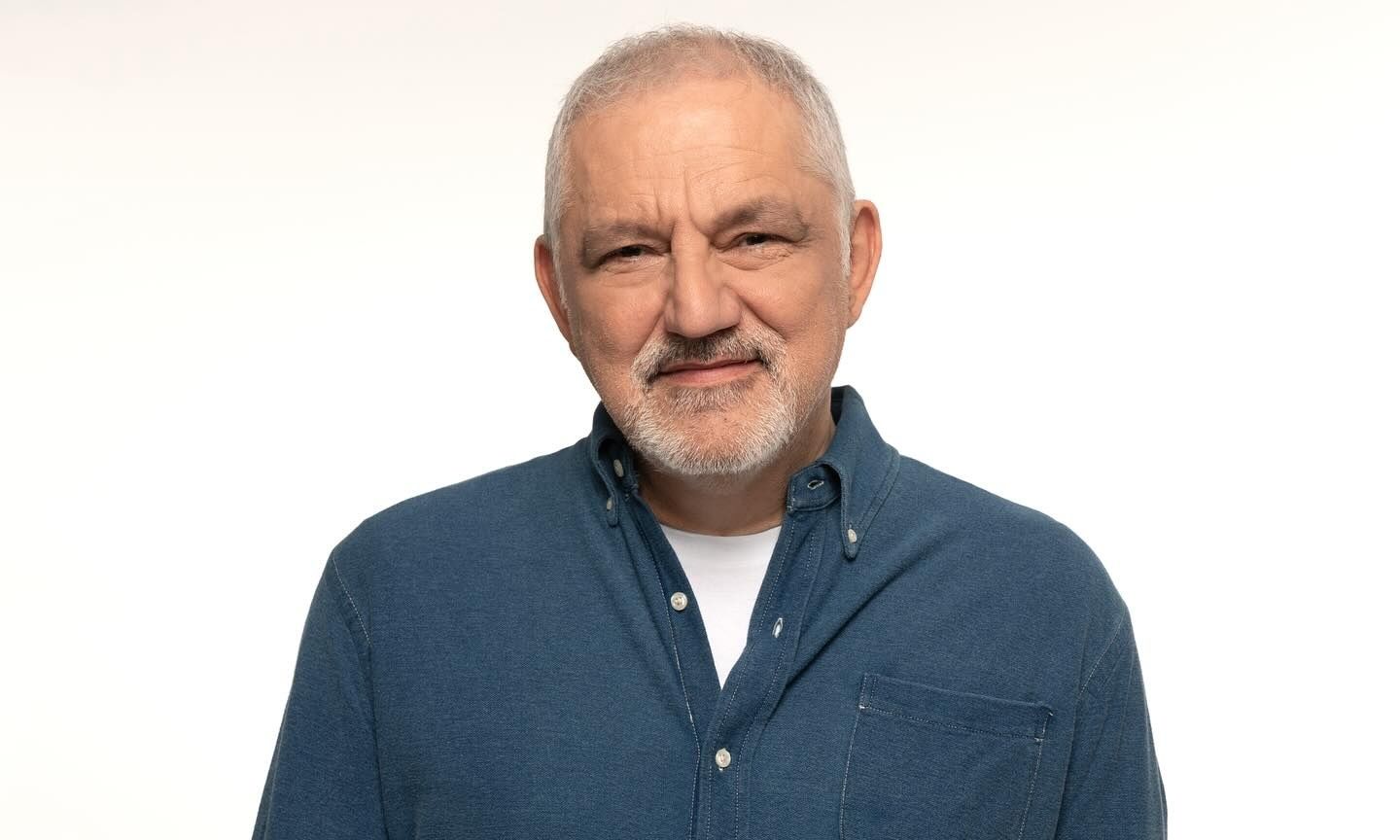 Νίκος Πορτοκάλογλου στο gossip-tv: Έκλαψα όταν η κόρη μου έγραψε «ο πατέρας μου είναι ένας πλάτανος»