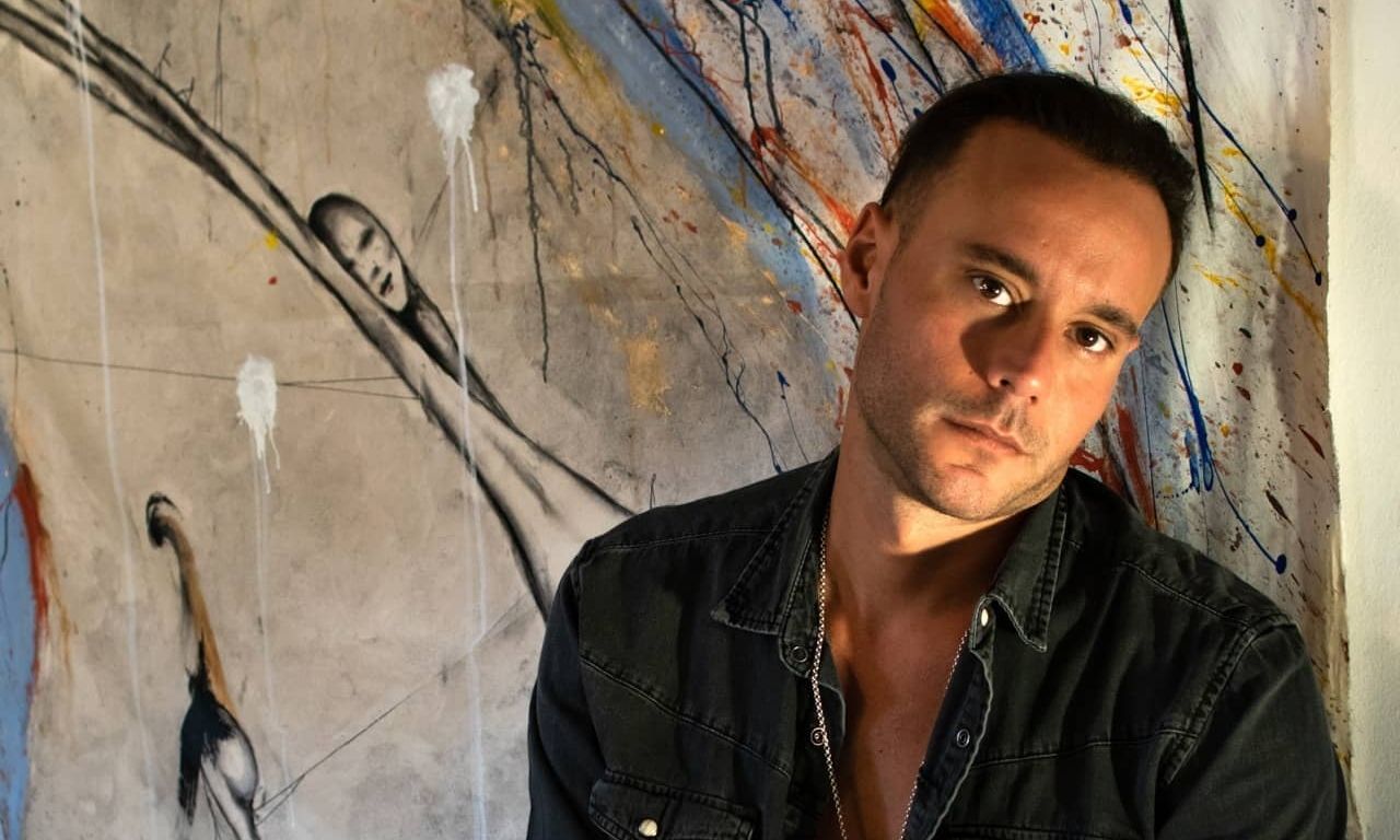 Ορφέας Παπαδόπουλος: Το bullying, η απόσταση από την υποκριτική και τα… τατουάζ