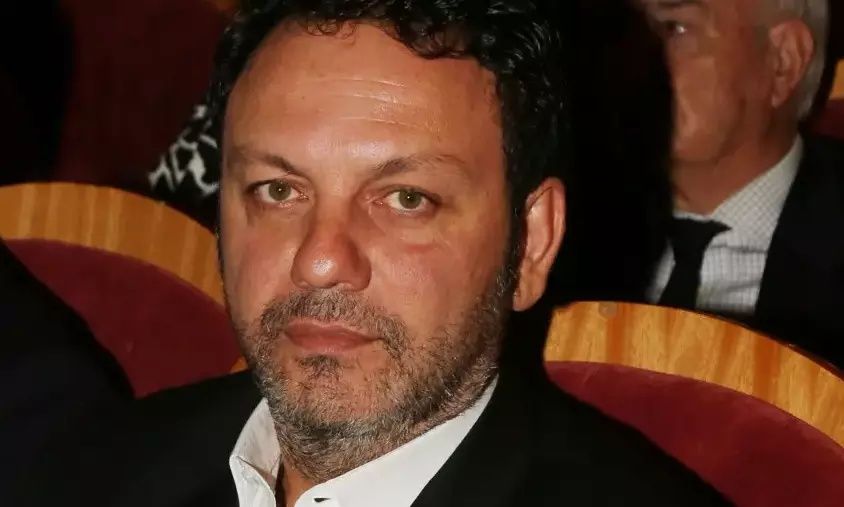 Η εμφάνιση του Στάθη Αγγελόπουλου με χειροπέδες - «Πρόκειται για παρεξήγηση» αποκάλυψε η μητέρα του