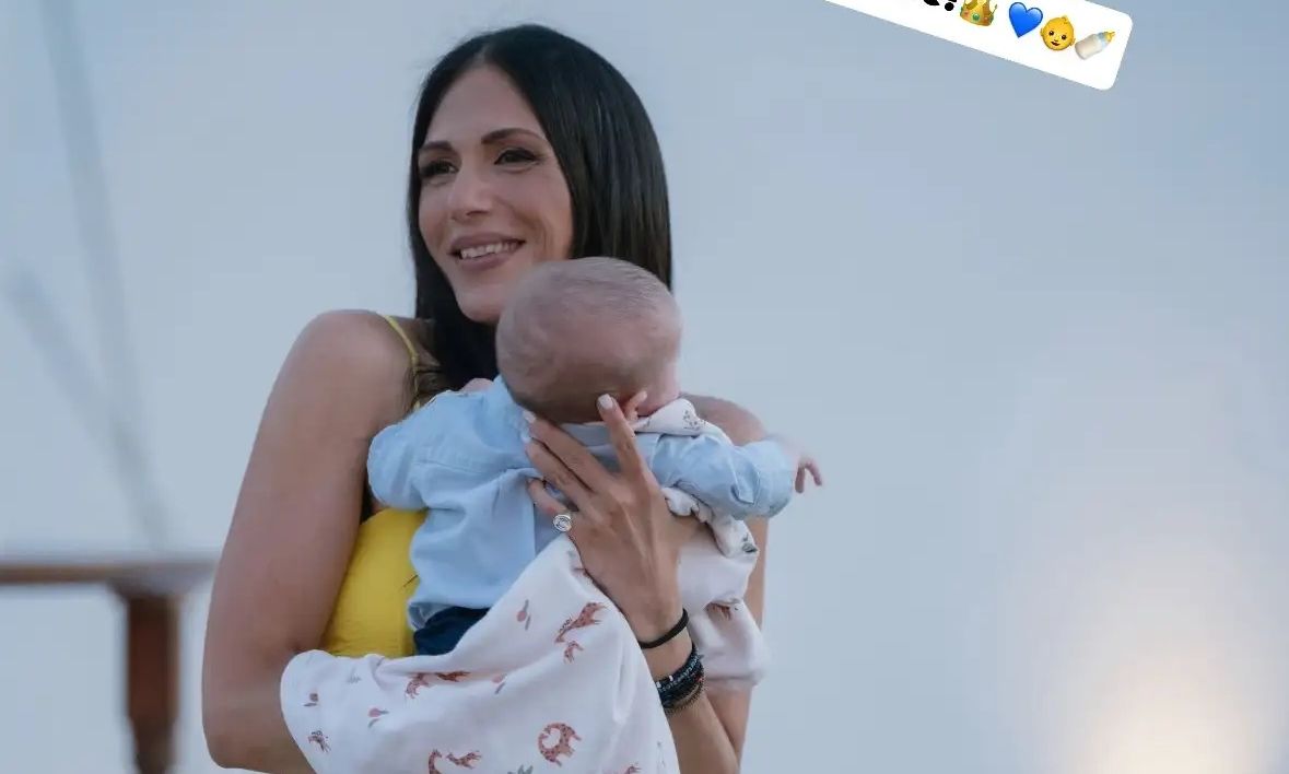 Ανθή Βούλγαρη: Ποζάρει αγκαλιά με τον τριών μηνών γιο της-Το νέο τρυφερό καρέ